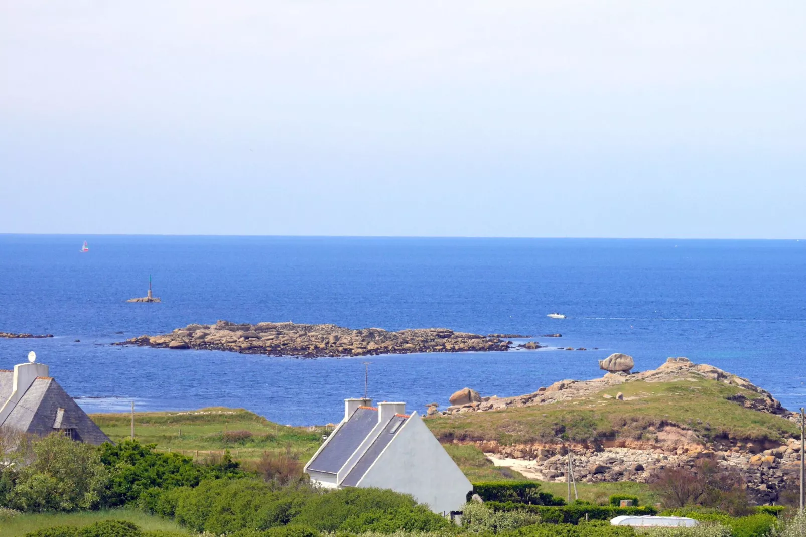 Ferienhaus mit 180° Panorama Meerblick Lampaul-Plouarzel-Uitzicht zomer