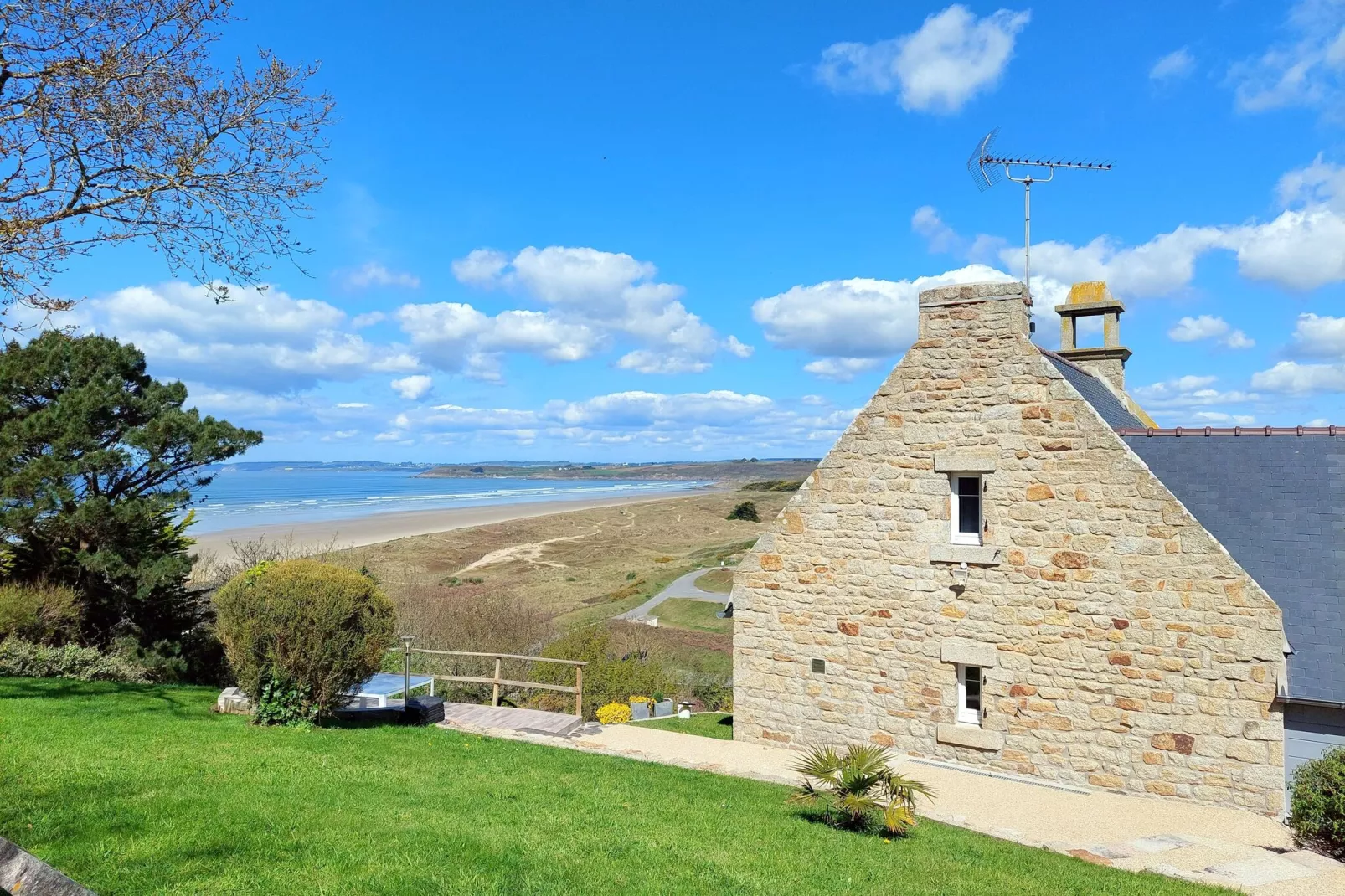 Ferienhaus mit Panorama-Meerblick Plonévez-Porzay-Buitenkant zomer