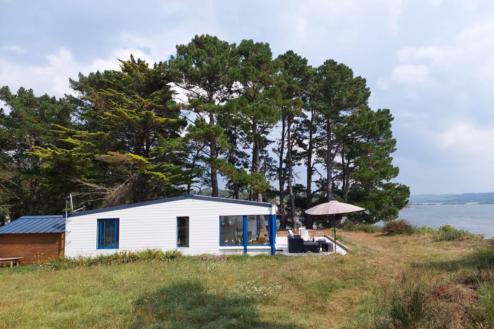 Ferienhaus vom Meer umgeben Hanvec-Buitenkant zomer