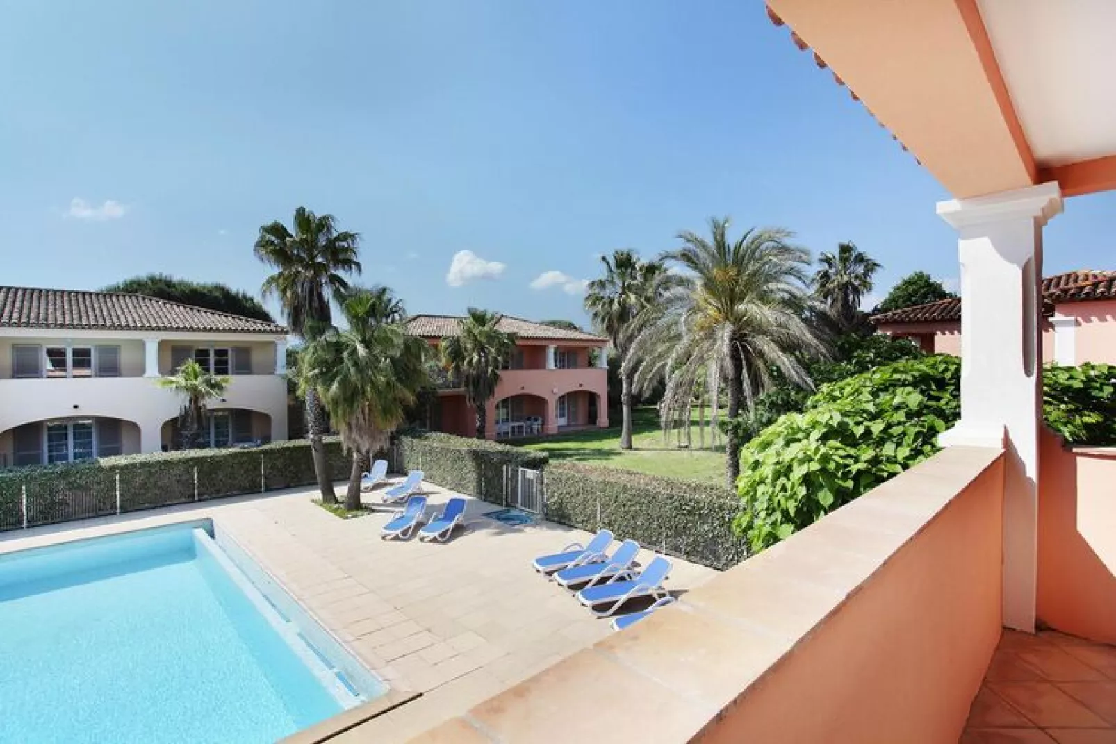 Appartement in Grimaud met balkon of terras-Zwembad