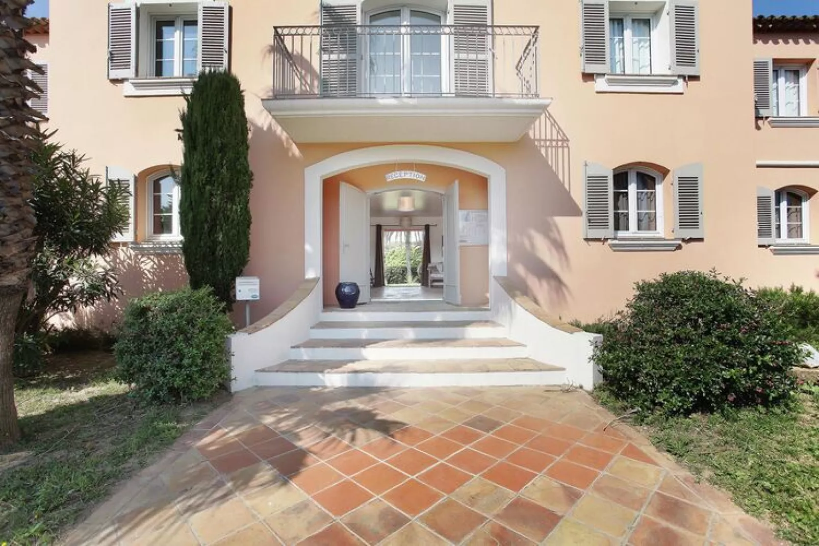 Appartement in Grimaud met balkon of terras-Buitenkant zomer