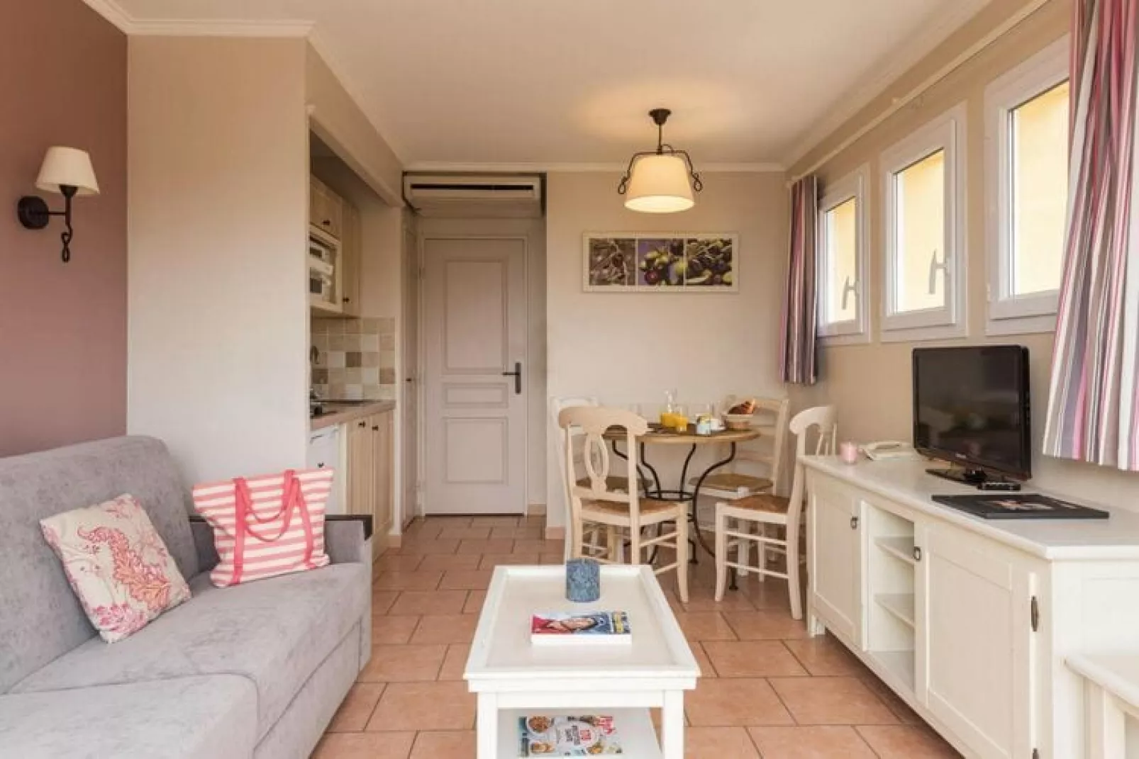 Residence Les Calanques, Les Issambres-27 Standard - Apt. 6 p. - 1 bedroom+1 sleeping alcove - terrace-Woonkamer