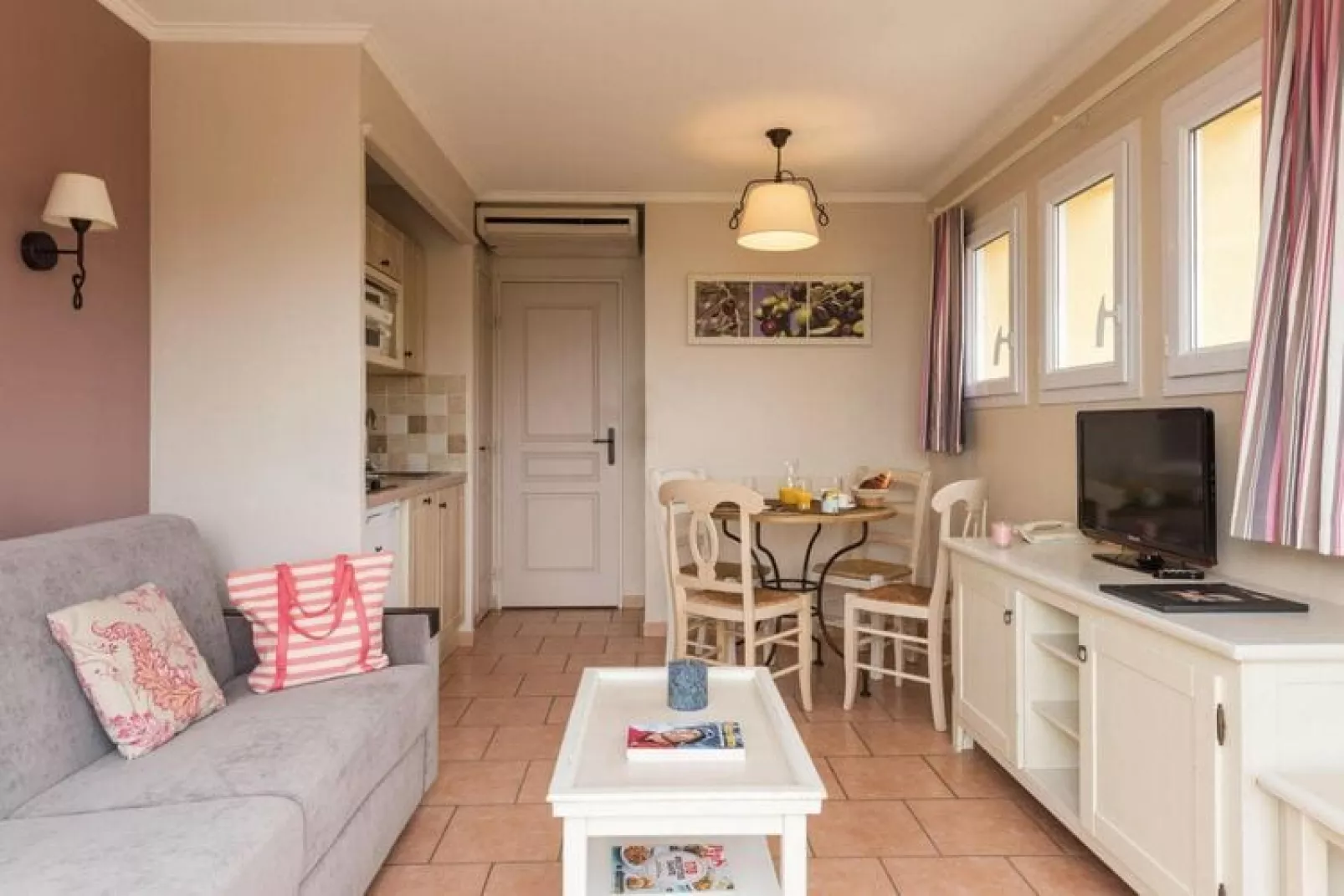 Residence Les Calanques, Les Issambres-14 Standard - Studio 4 p. - 1 sleeping alcove-Woonkamer