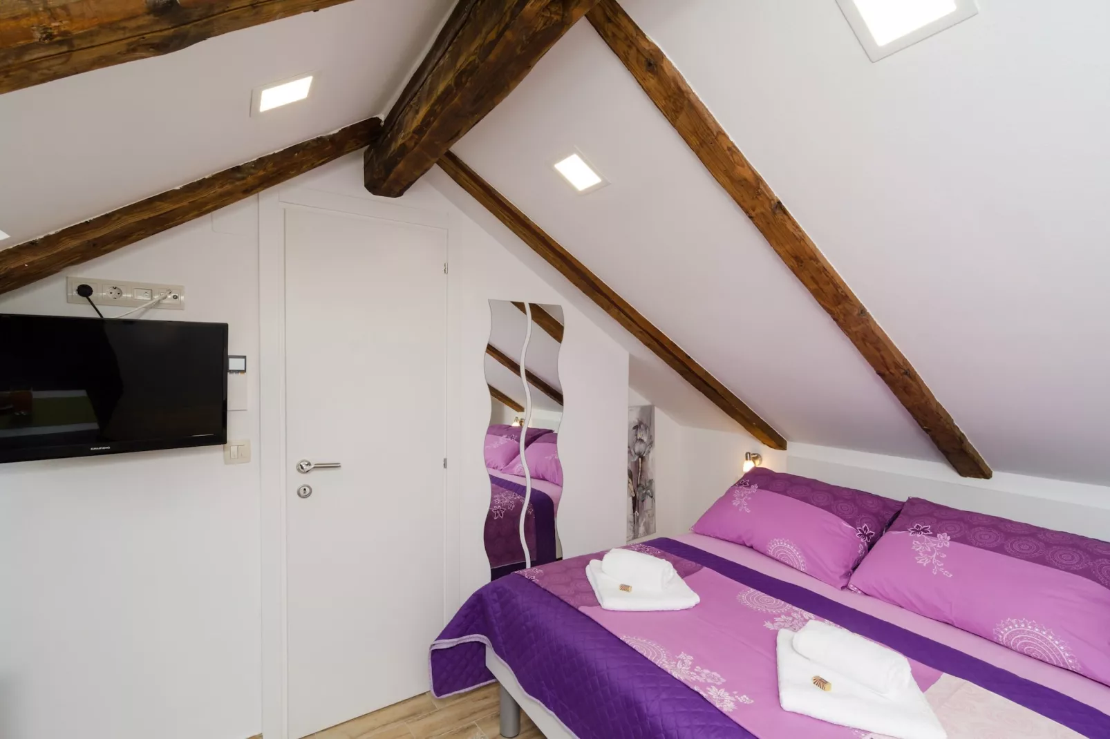 Lavender Garden Apartments - Comfort Studio Apartment with Side Sea View (Second Floor) - APT 5-Slaapkamer