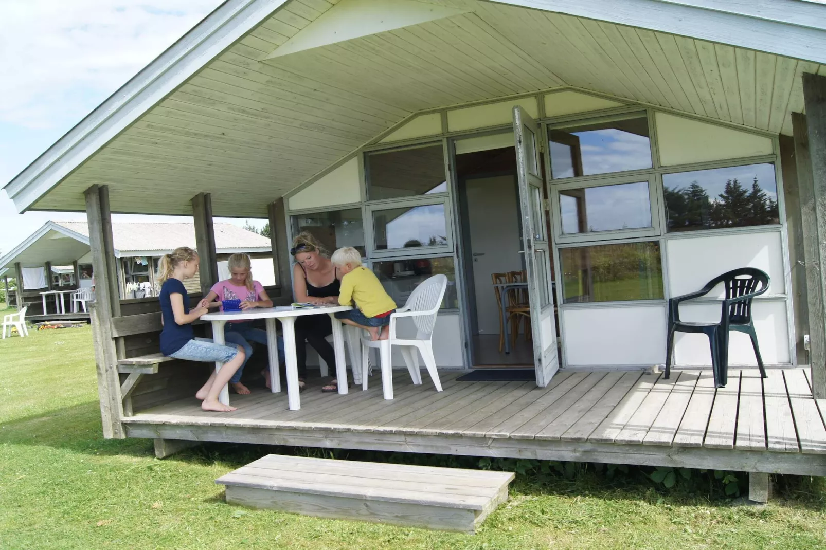 Mooie hut in campingresort-Buitenlucht