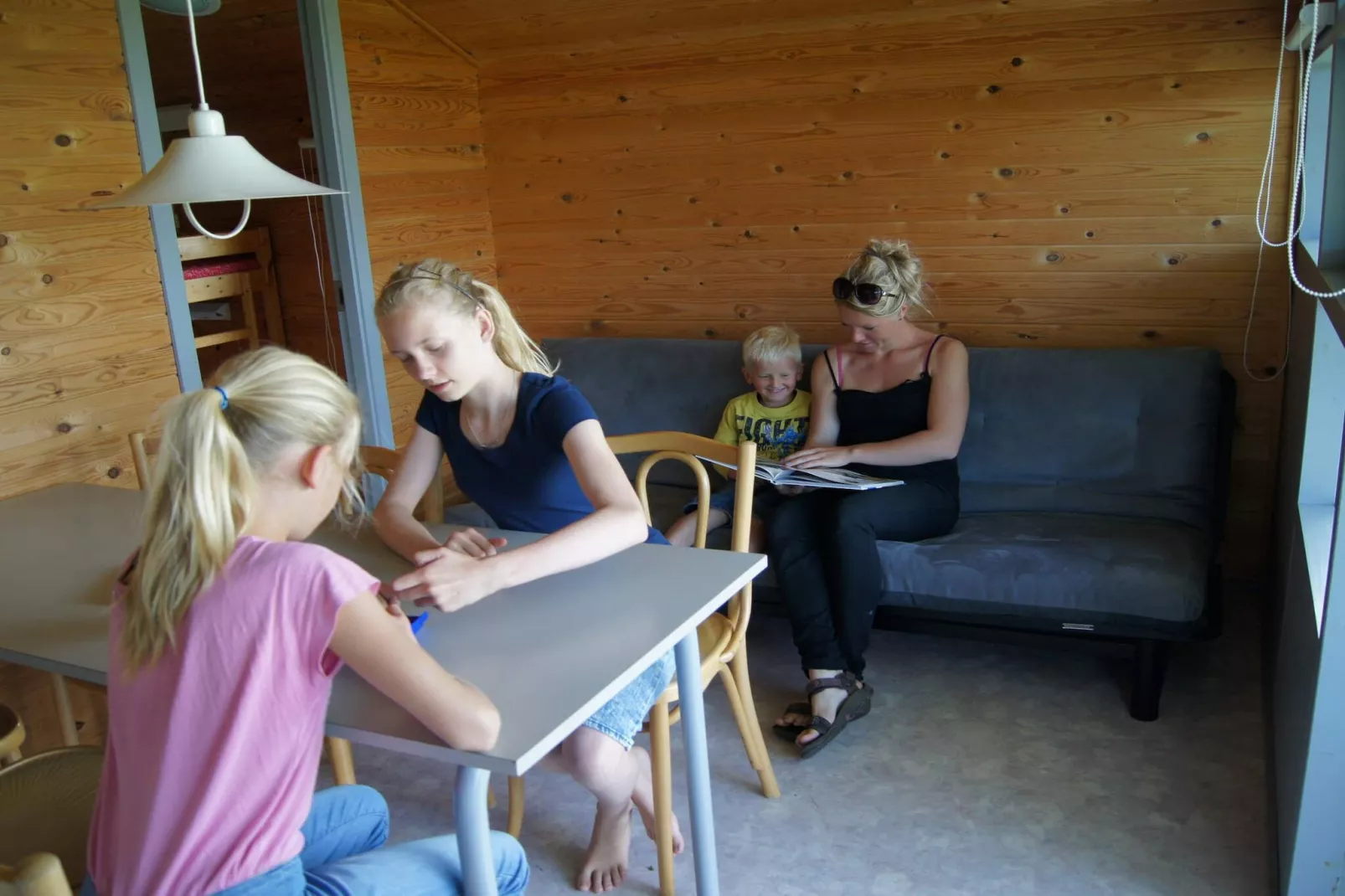 Mooie hut in campingresort-Binnen