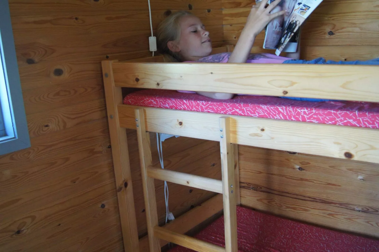 Mooie hut in campingresort-Binnen