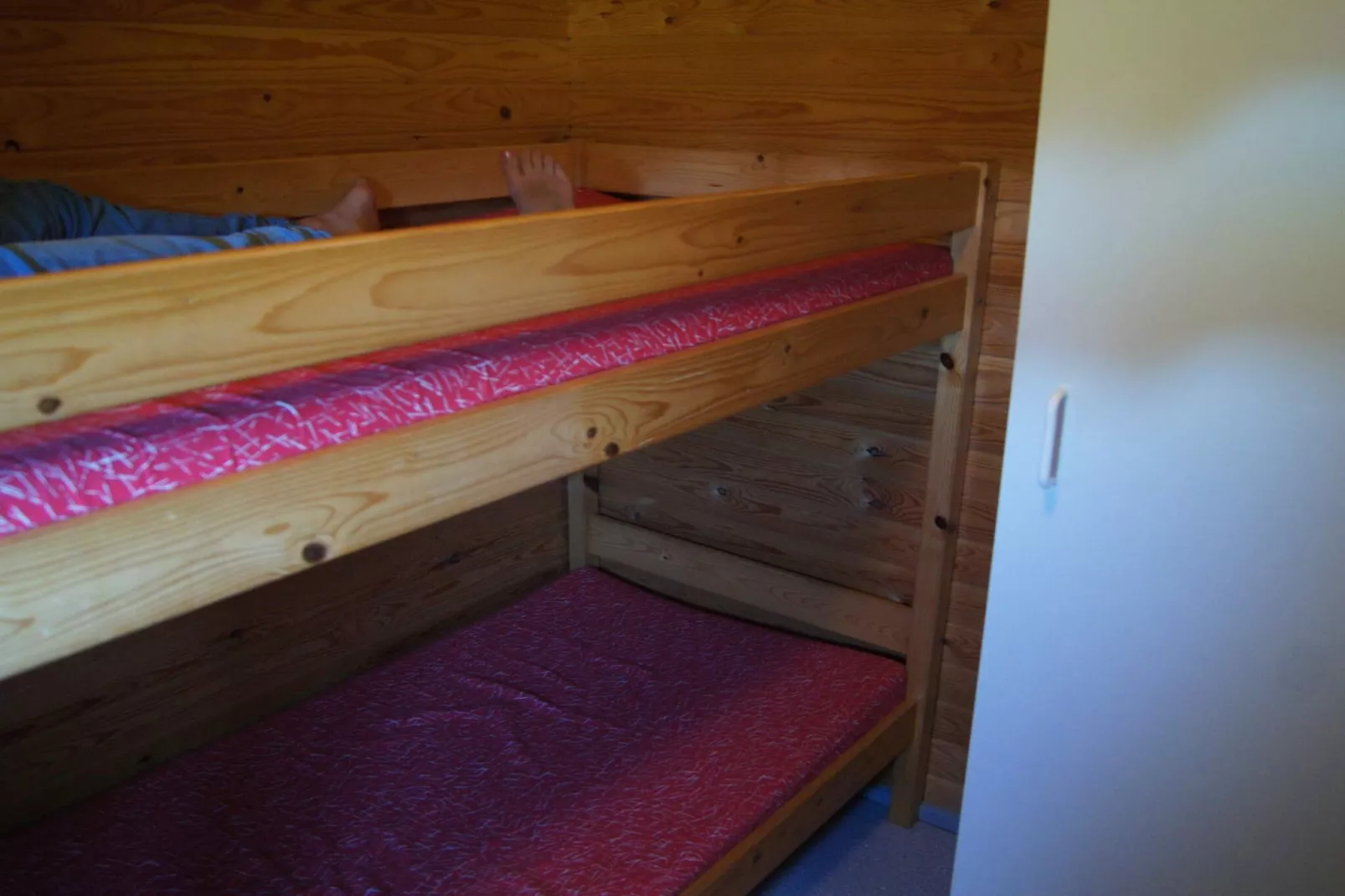 Mooie hut in campingresort-Binnen