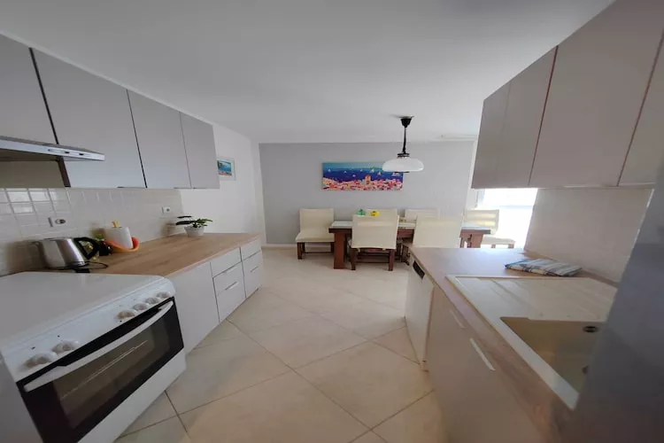 Apartment Alba - Three Bedroom Apartment with Loggia-Keuken