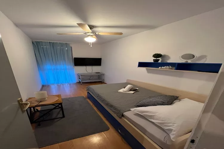 Apartment Alba - Three Bedroom Apartment with Loggia-Slaapkamer