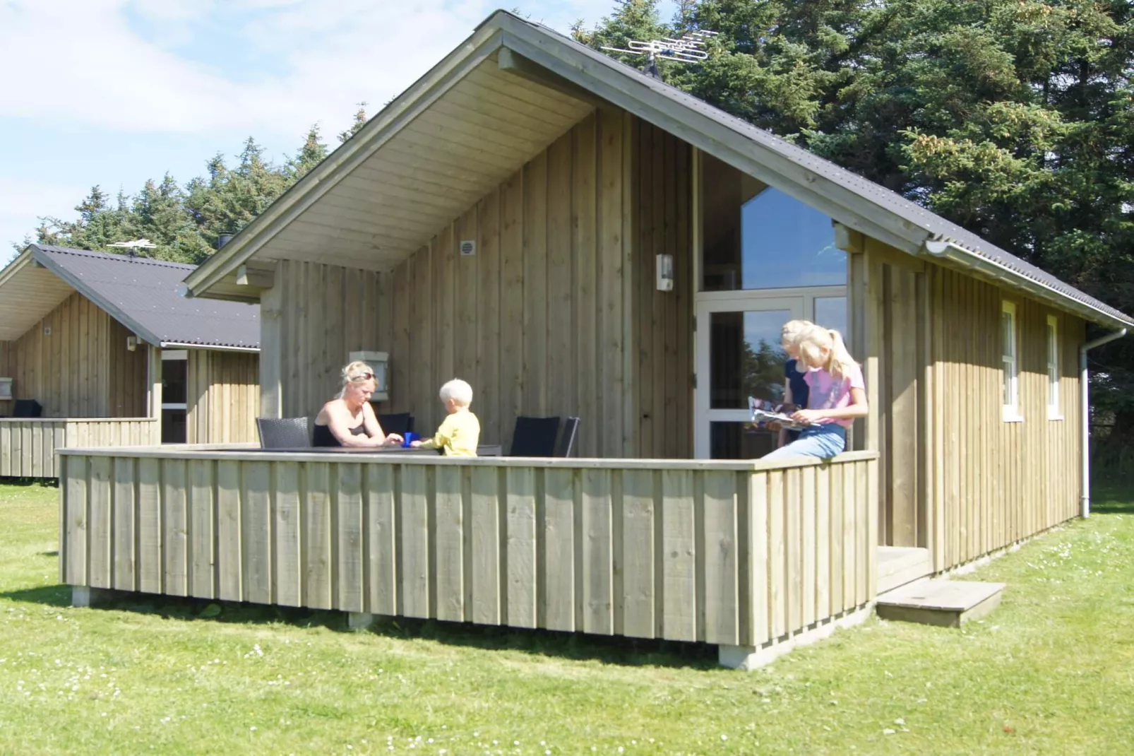 Hut in campingresort met terras-Buitenlucht