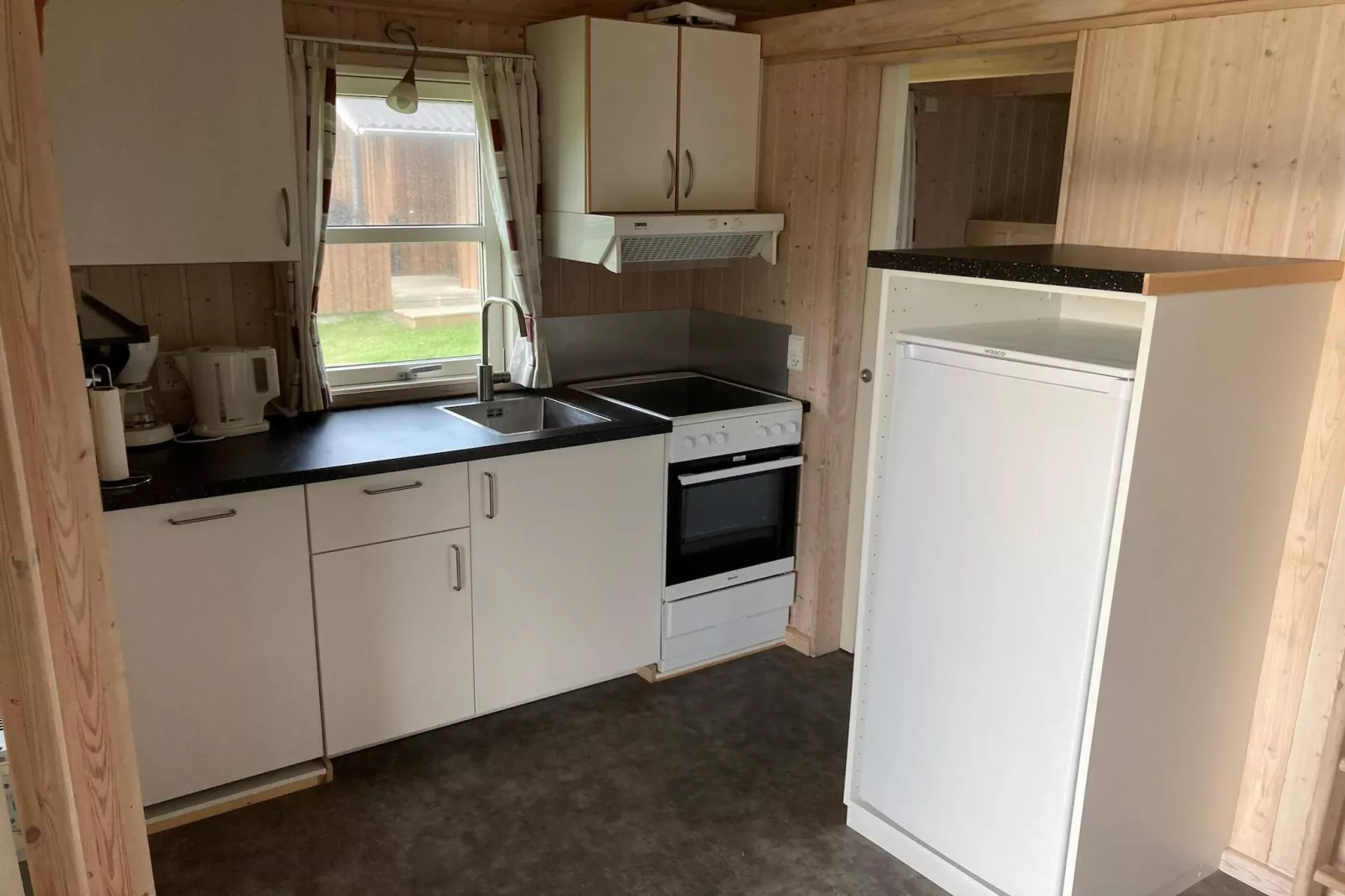 Hut in campingresort met terras-Binnen