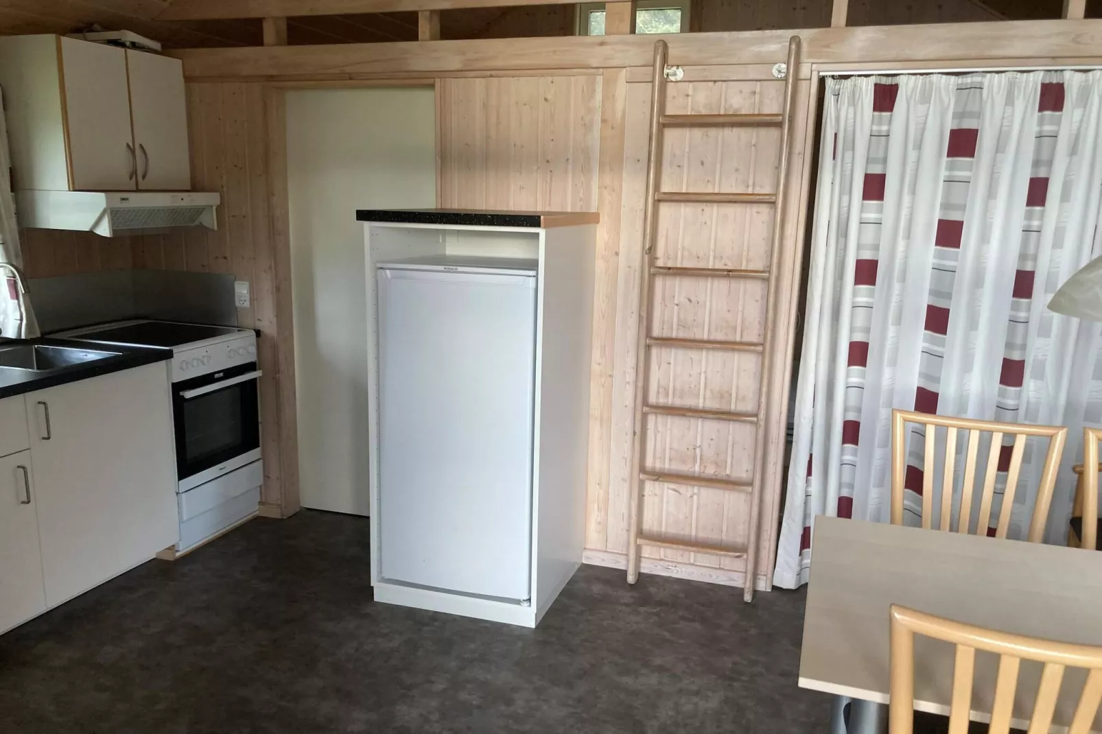 Hut in campingresort met terras-Binnen