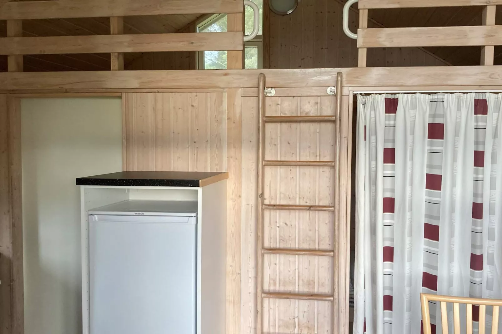 Hut in campingresort met terras-Binnen