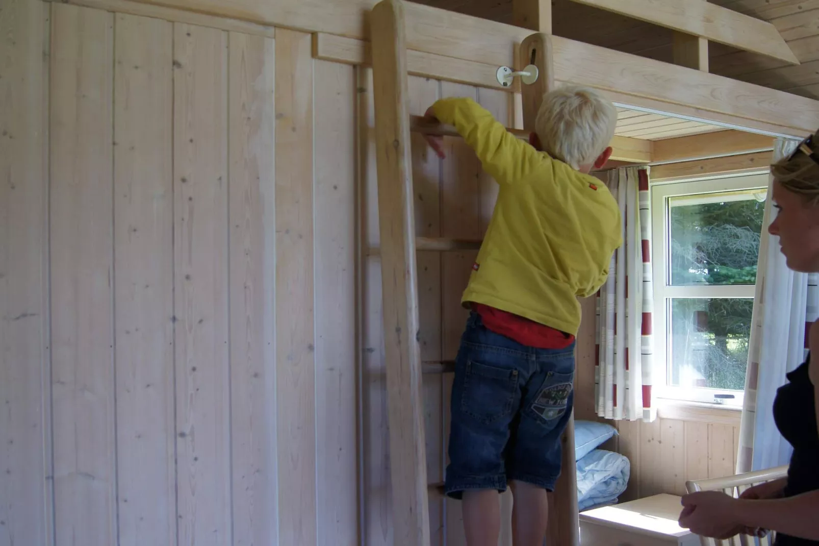 Grote hut in campingresort-Binnen