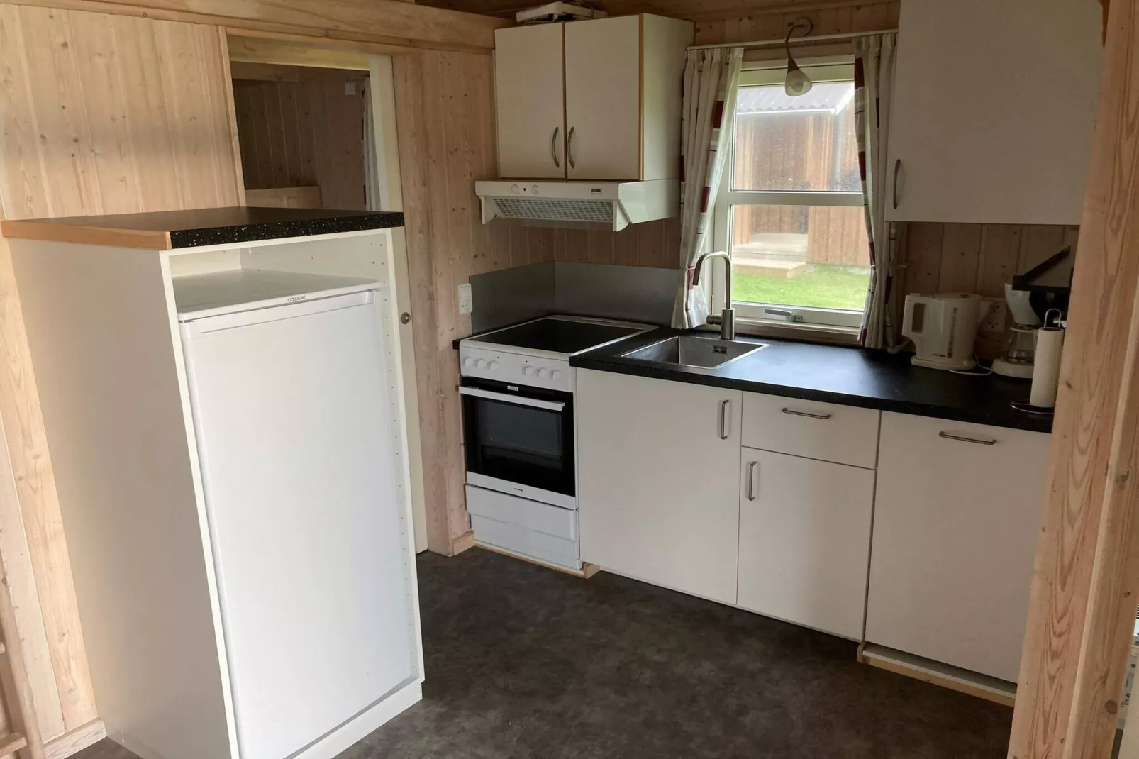 Grote hut in campingresort-Binnen