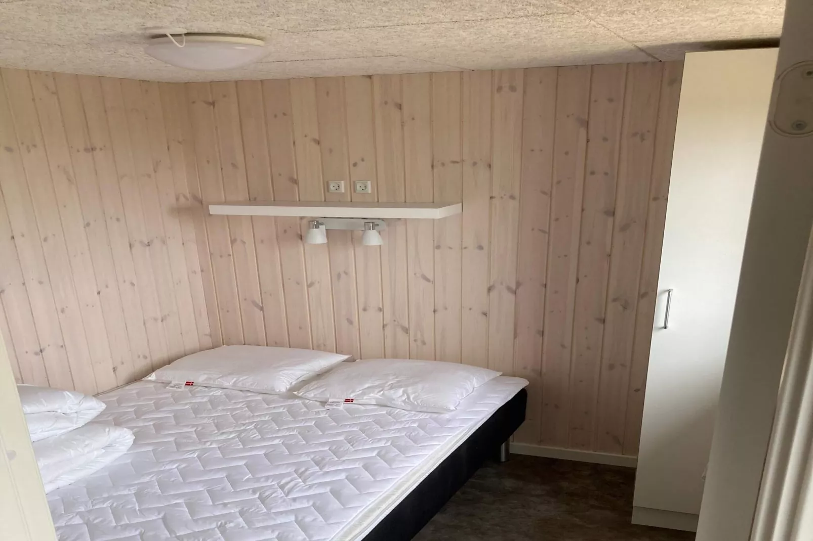 Rustige hut in campingresort-Binnen