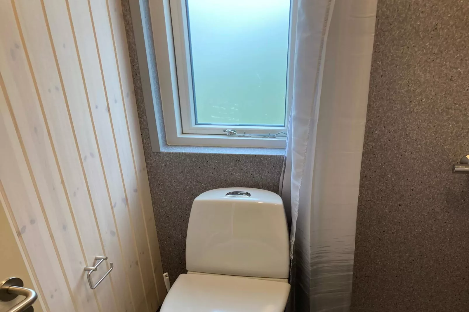 Rustige hut in campingresort-Binnen