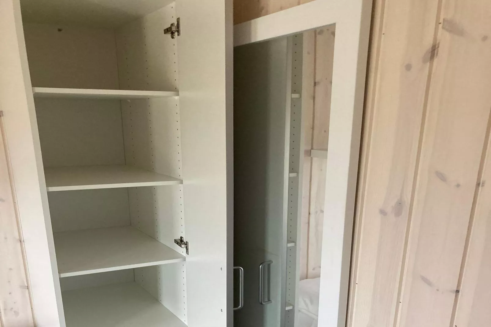 Hut in campingresort nabij Sommerland-Binnen