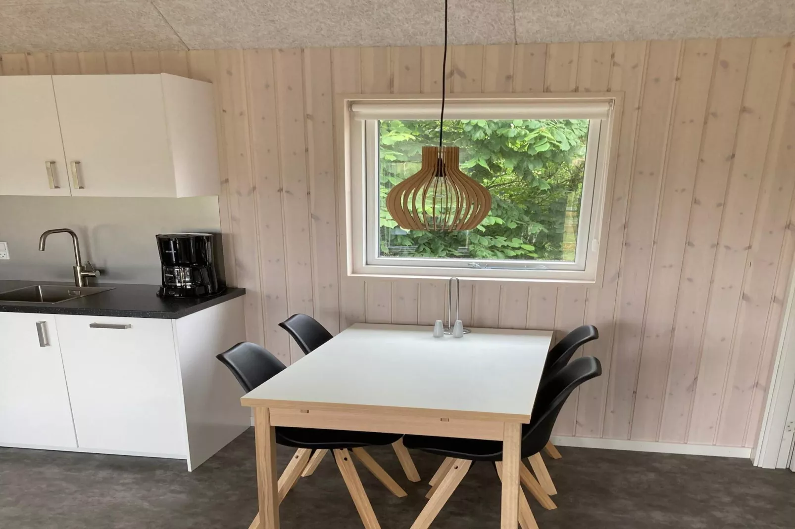 Mooie hut in campingresort-Binnen