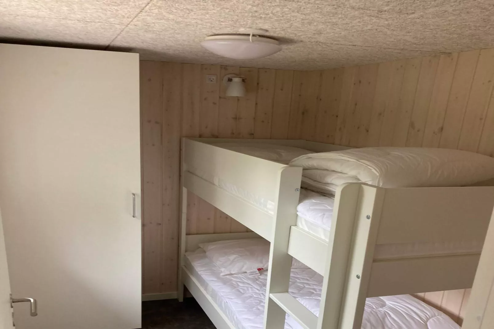 Mooie hut in campingresort-Binnen