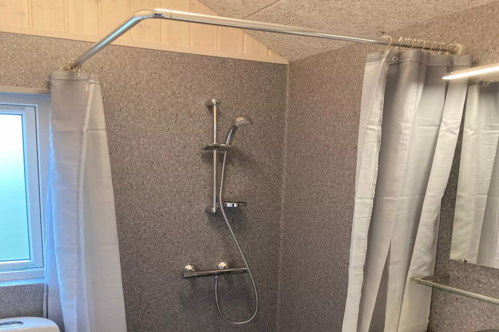 Mooie hut in campingresort-Binnen