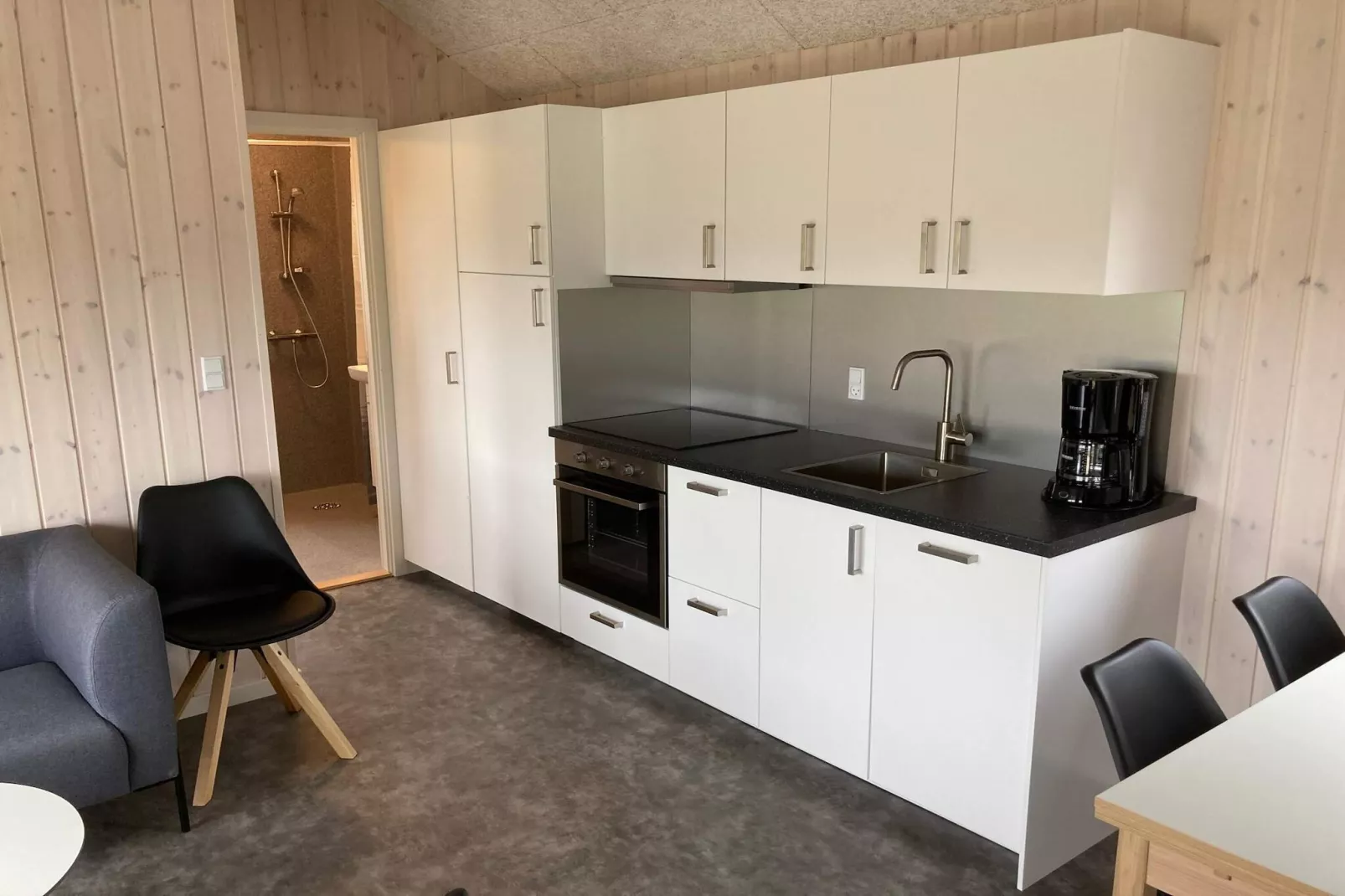 Mooie hut in campingresort-Binnen