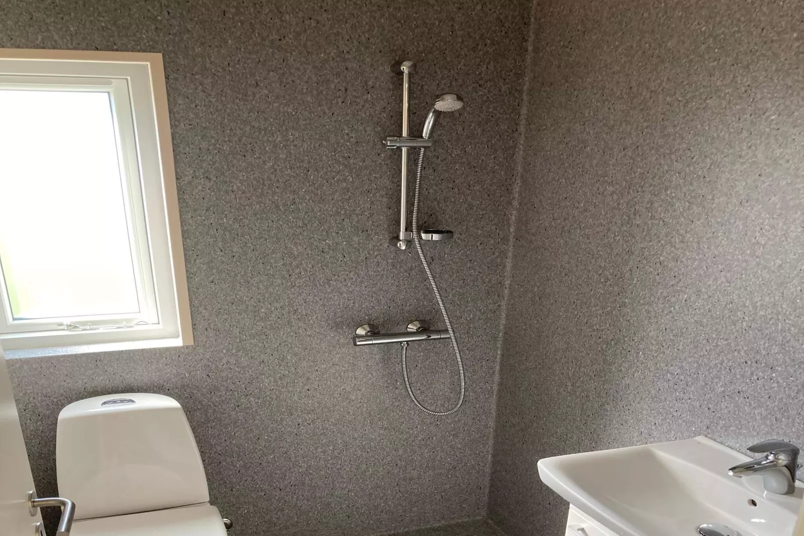 Mooie hut in campingresort-Binnen