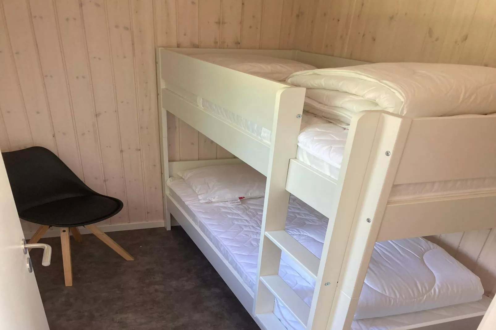 Mooie hut in campingresort-Binnen