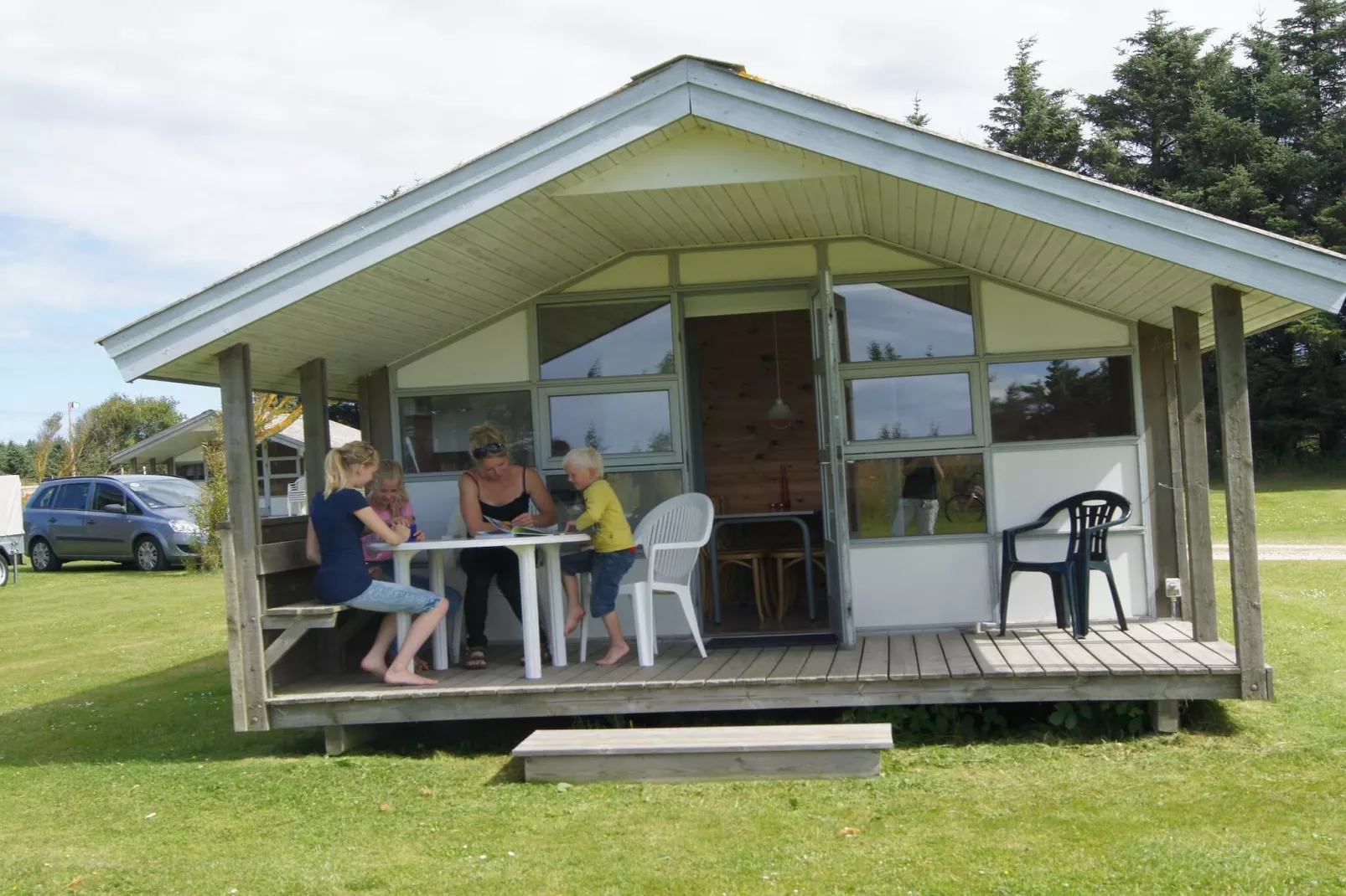 Zonnige hut in campingresort-Buitenlucht