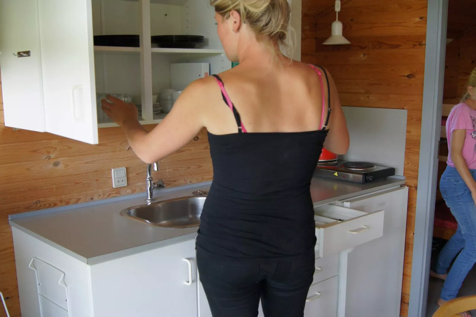 Zonnige hut in campingresort-Binnen