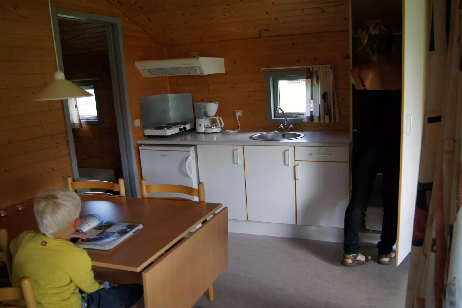 Gezellige hut op campingresort-Binnen
