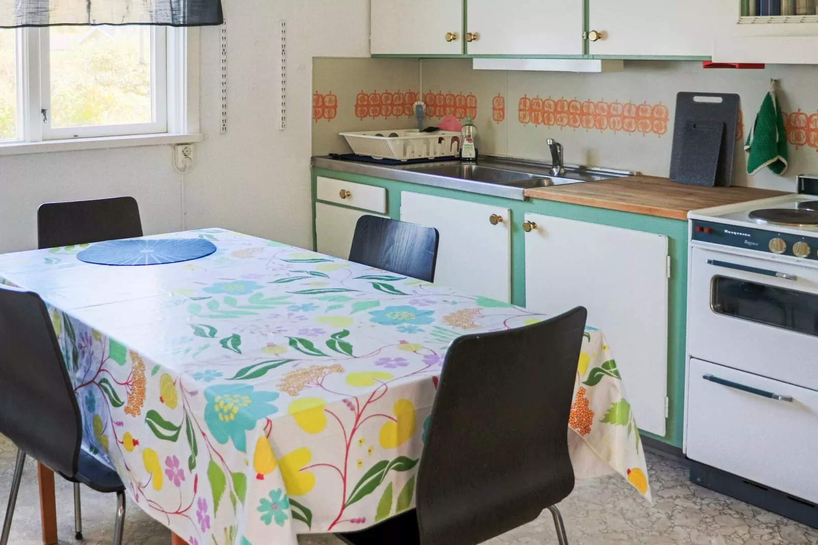 Welcoming cottage near the sea-Binnen