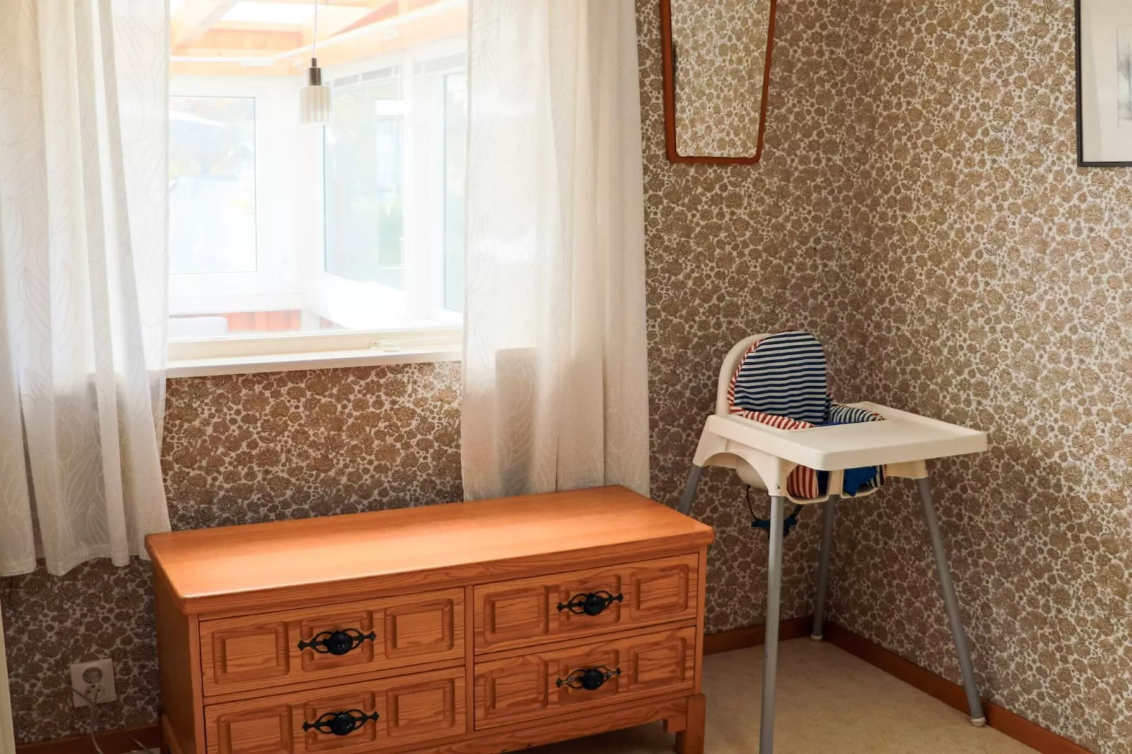 Welcoming cottage near the sea-Binnen