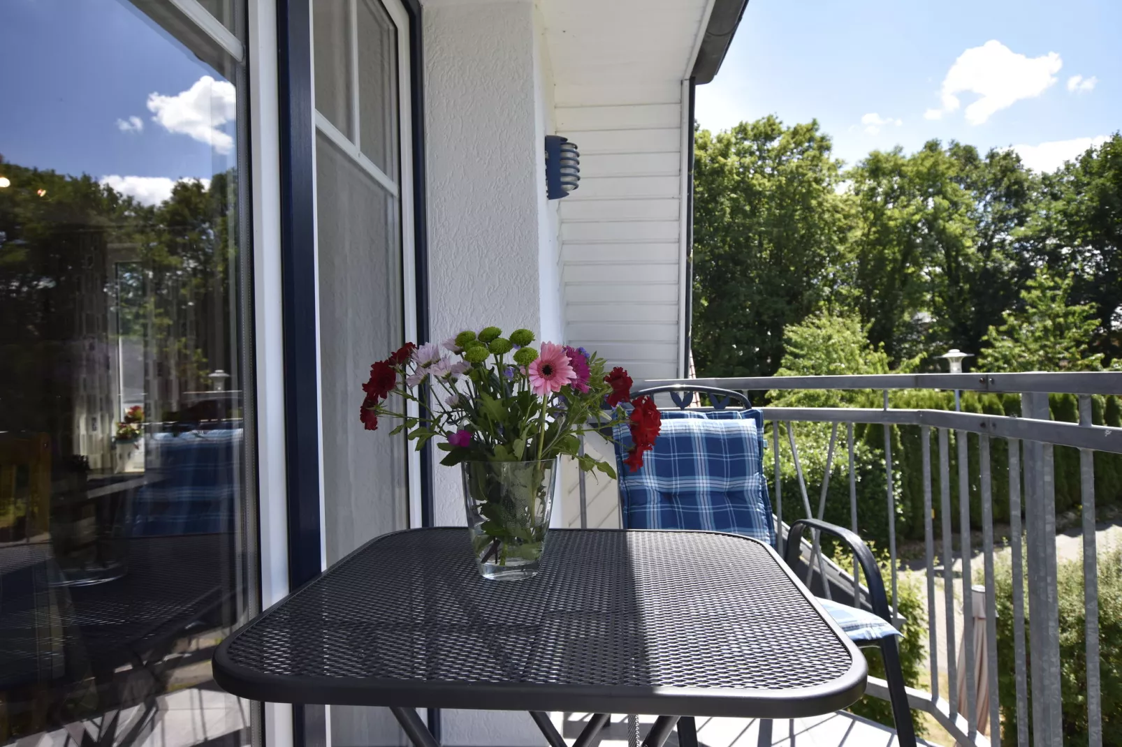 Bernstein mit Balkon am Sandstrand-Terrasbalkon
