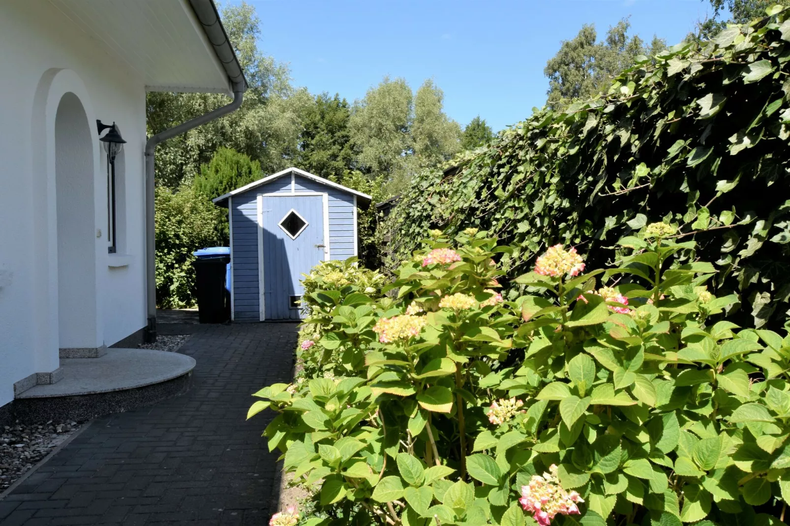 Bernstein mit Balkon am Sandstrand-Buitenkant zomer
