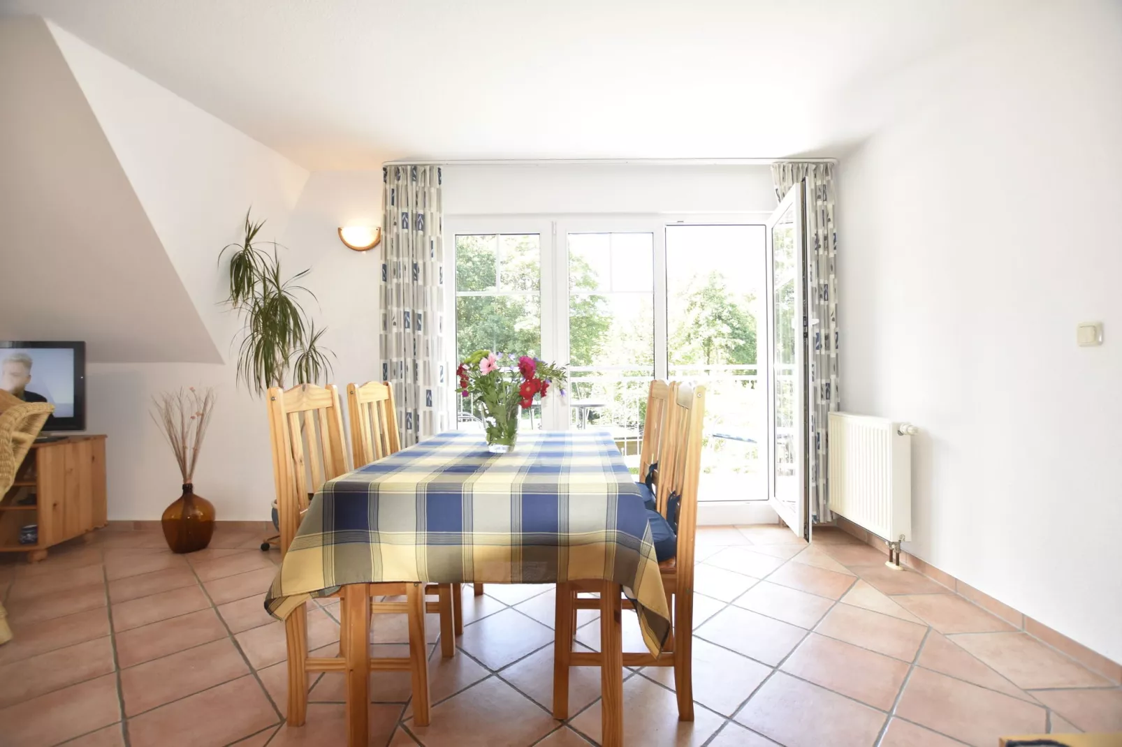 Bernstein mit Balkon am Sandstrand-Eetkamer