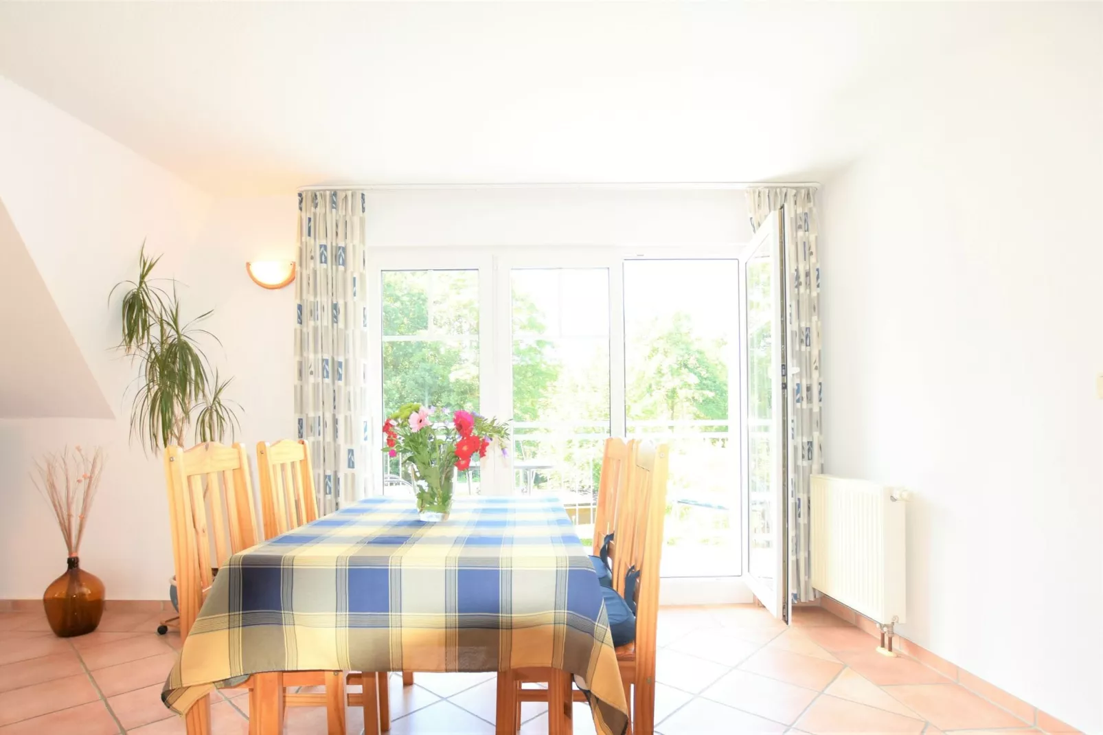 Bernstein mit Balkon am Sandstrand-Eetkamer
