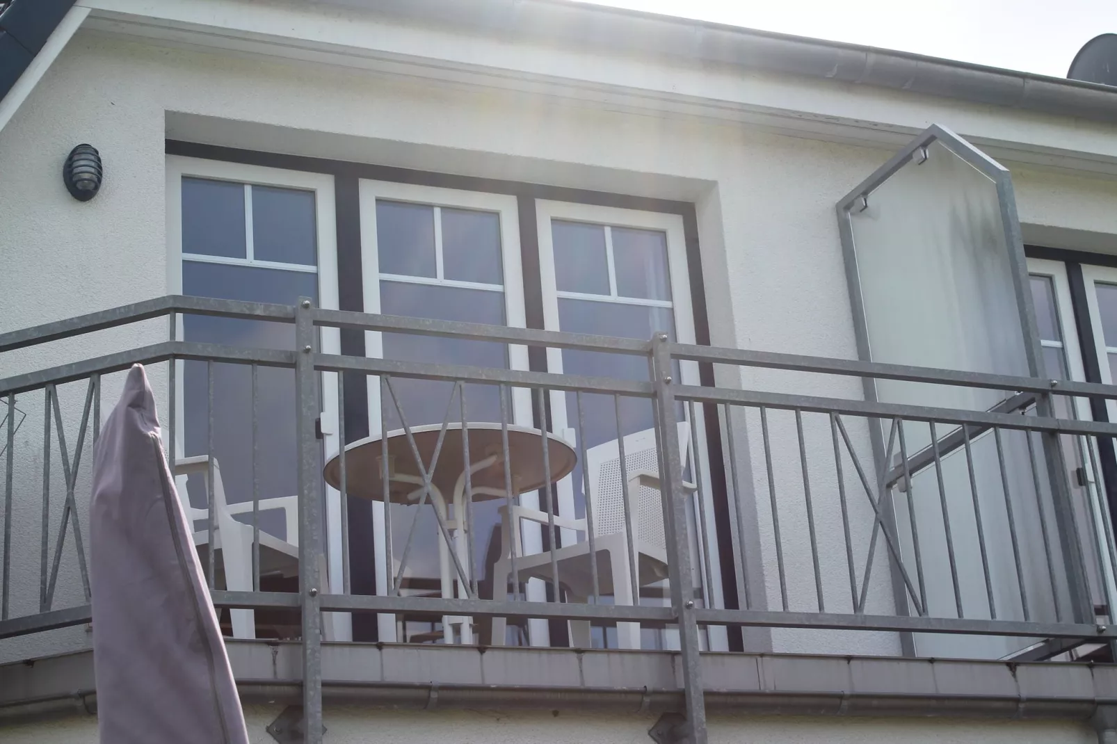 Bernstein mit Balkon am Sandstrand-Terrasbalkon