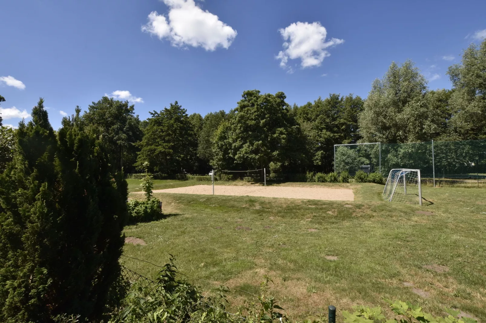 Bernstein mit Balkon am Sandstrand-Uitzicht zomer