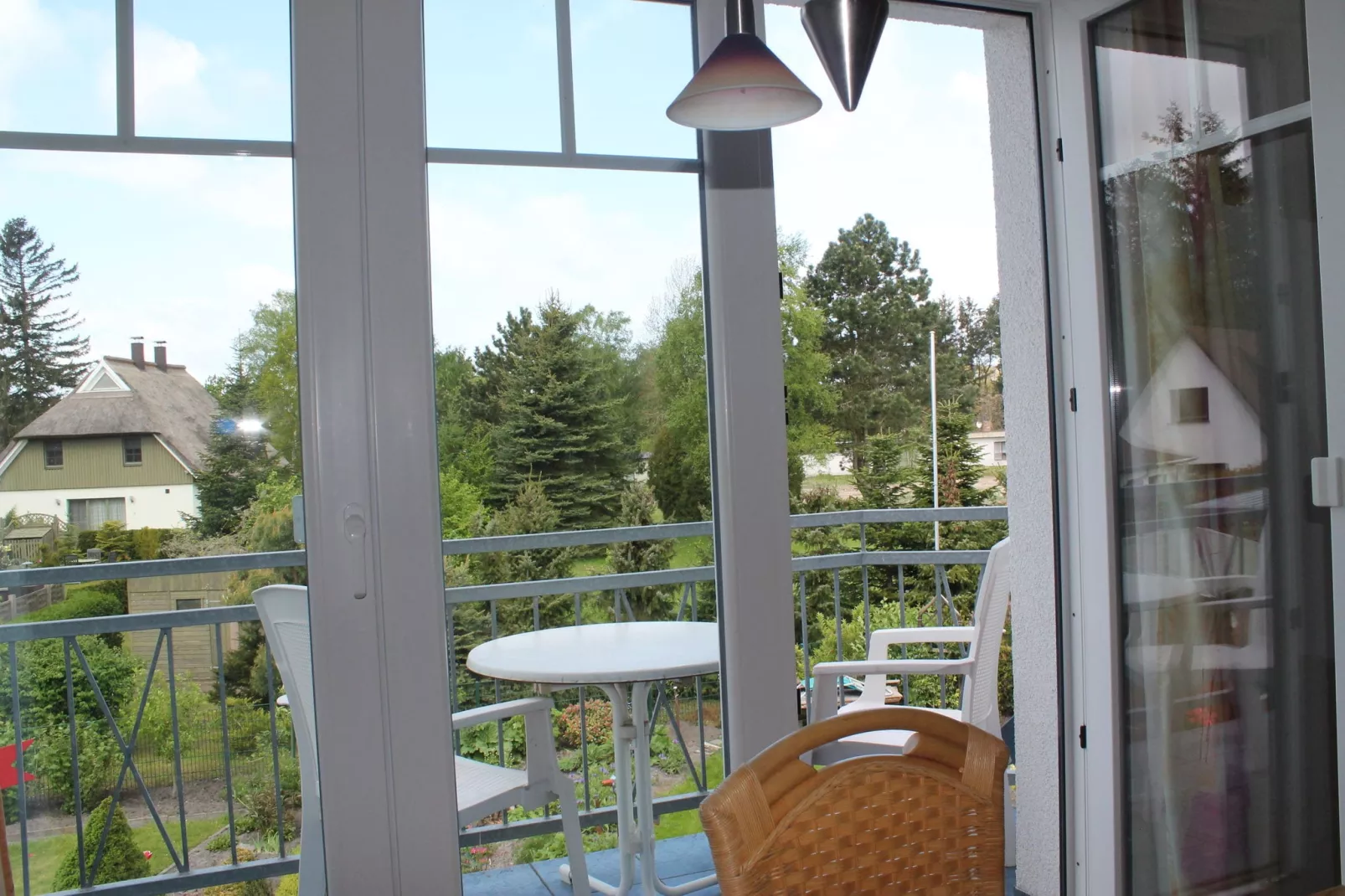 Bernstein mit Balkon am Sandstrand-Uitzicht zomer