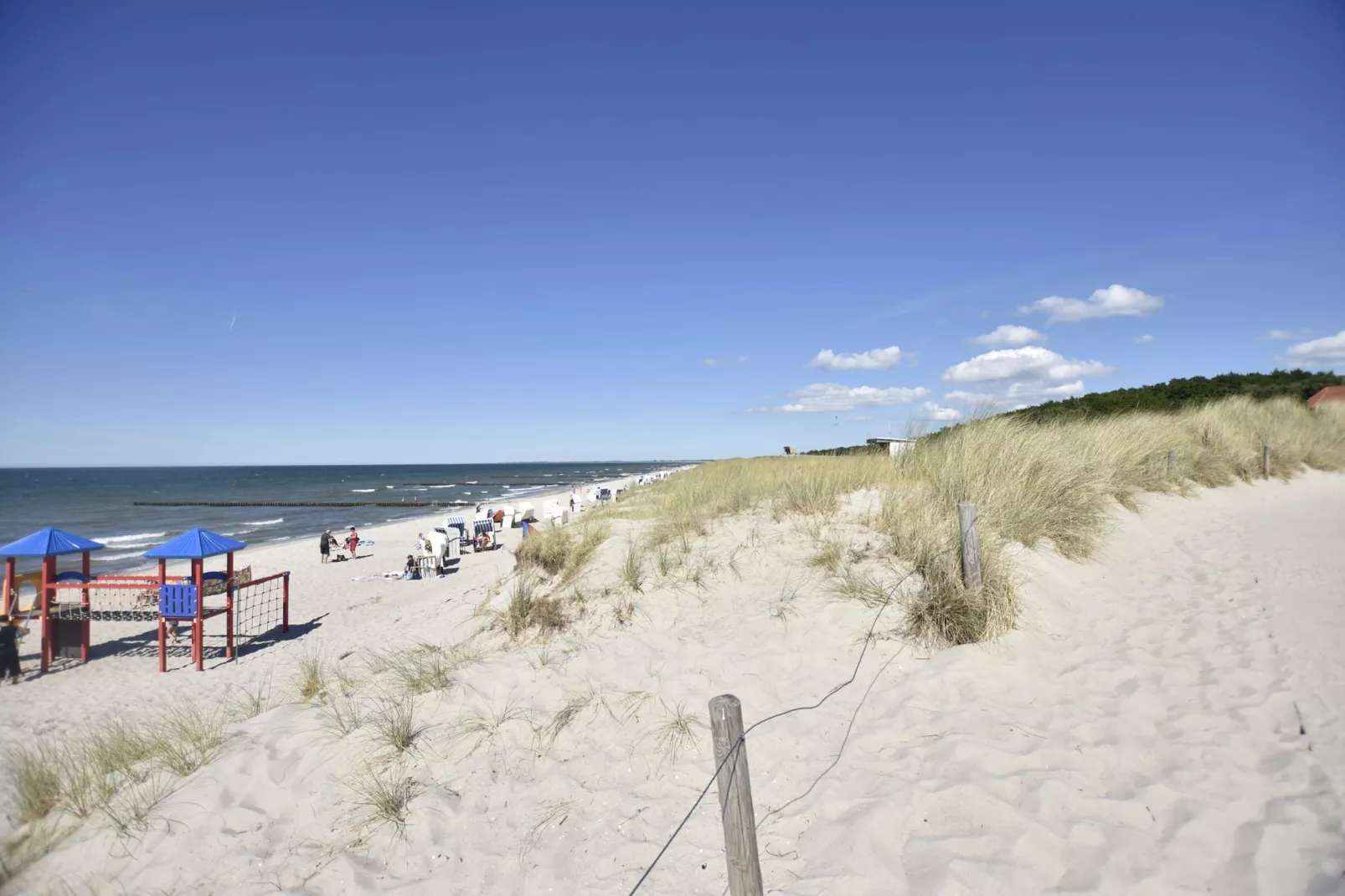 Bernstein mit Balkon am Sandstrand-Gebieden zomer 1km