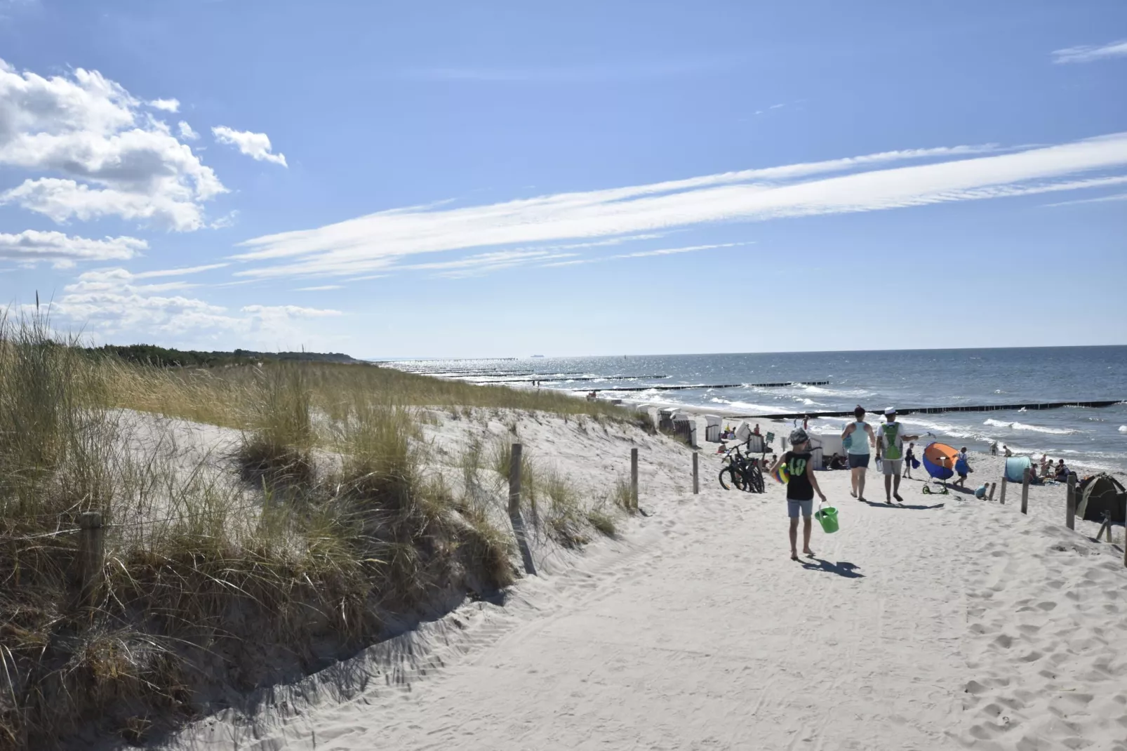 Bernstein mit Balkon am Sandstrand-Gebieden zomer 1km