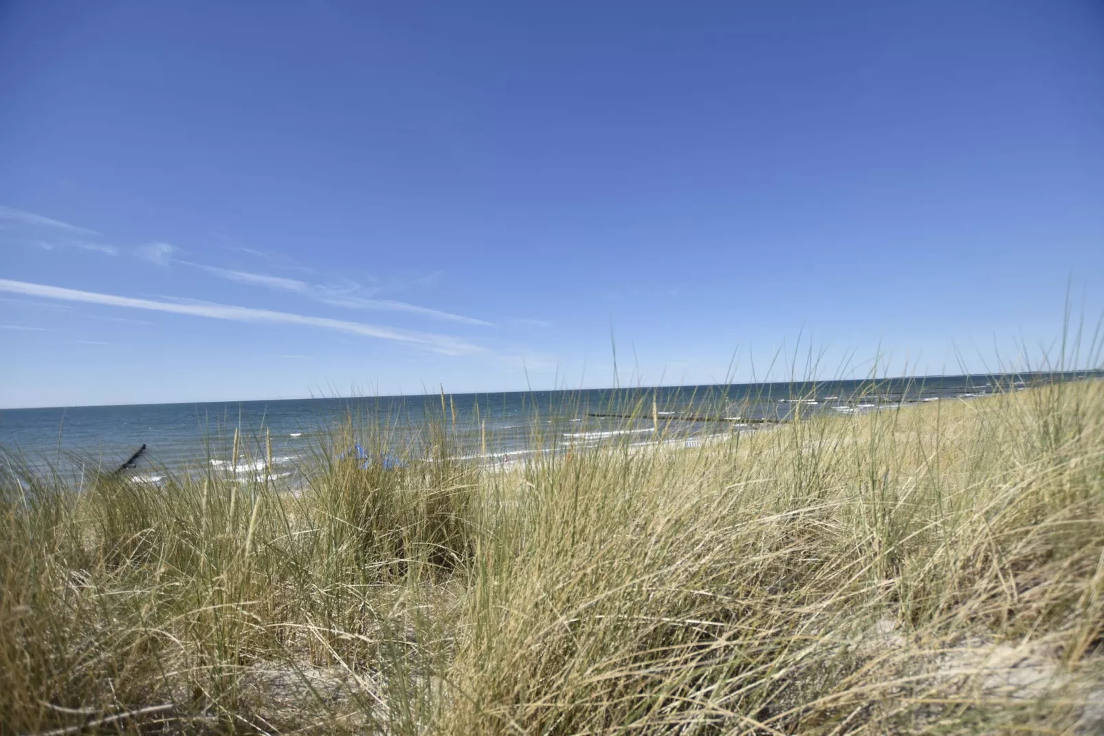 Bernstein mit Balkon am Sandstrand