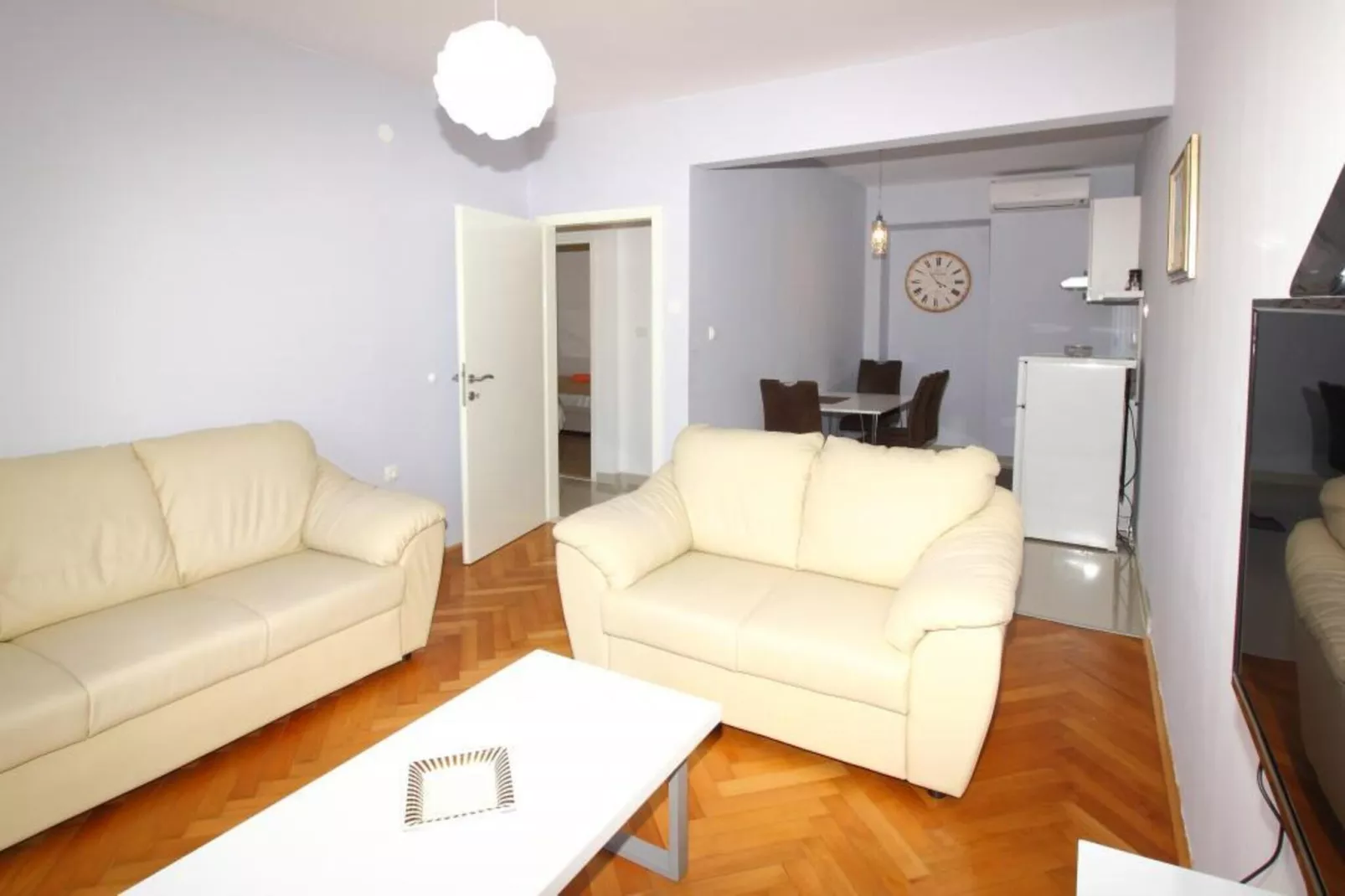 Apartments Dubreta - Two Bedroom Apartment with Balcony-Woonkamer