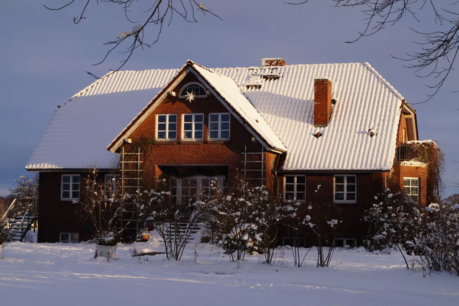 Romantisches Landhaus mit Kamin-Exterieur winter