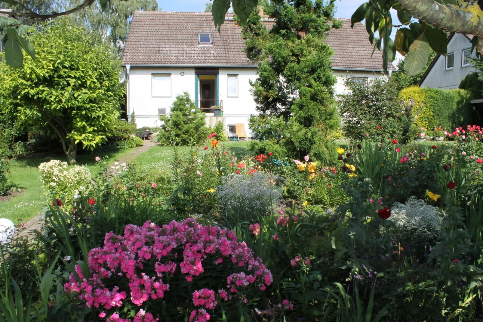 Wohnen im Grünen mit großem Garten und Grill