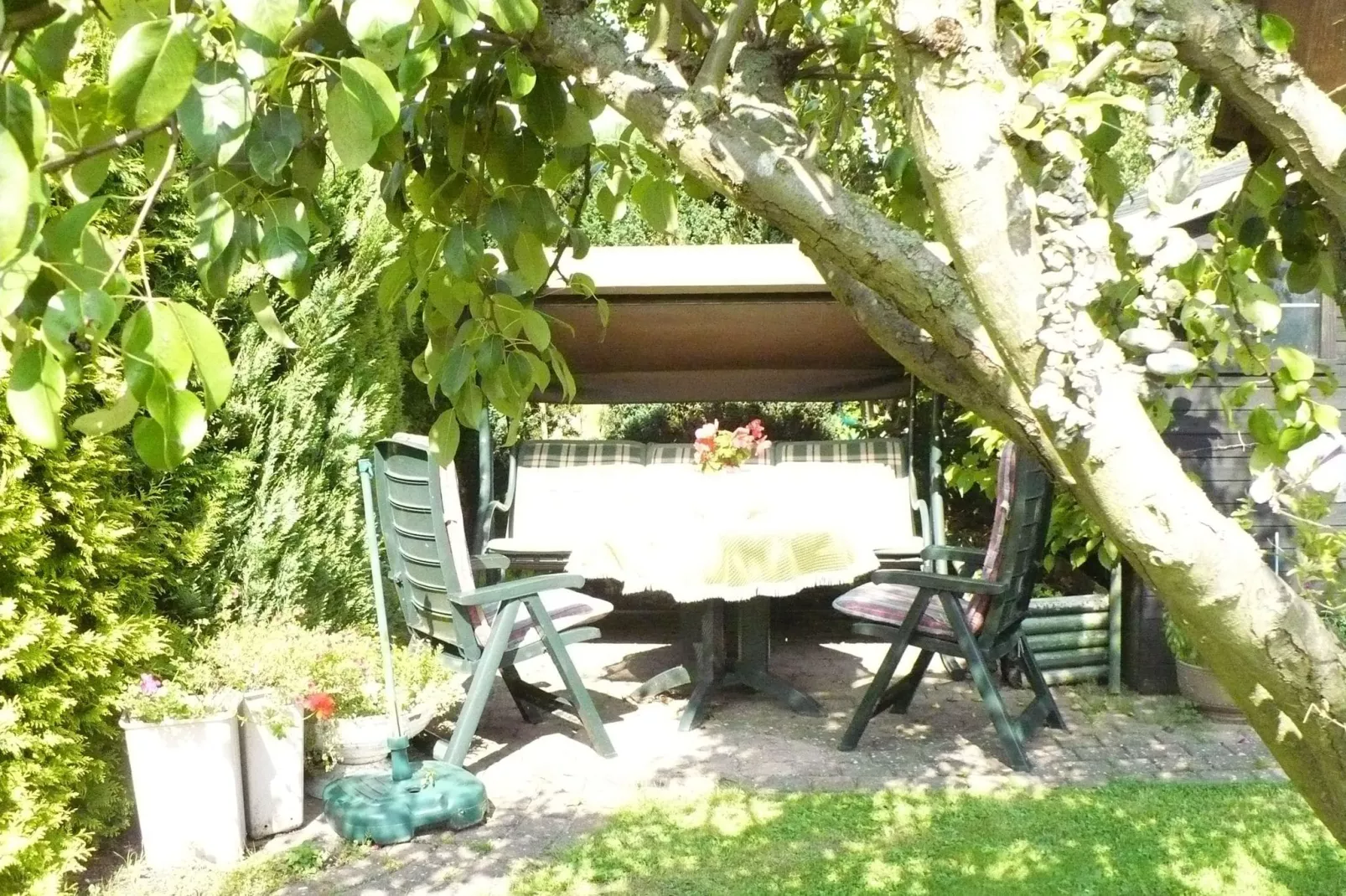 Wohnen im Grünen mit großem Garten und Grill-Terrasbalkon