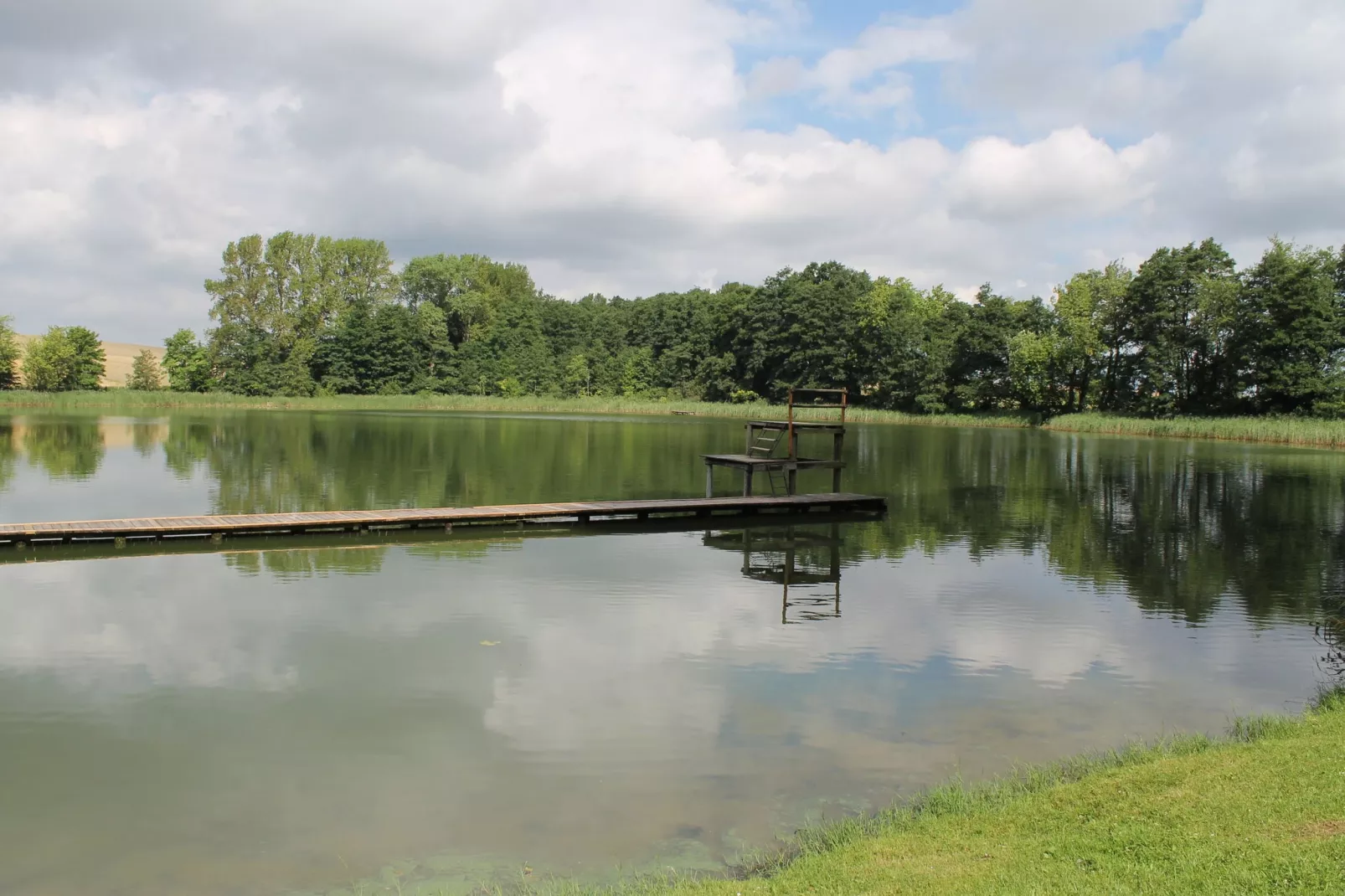 Wohnen im Grünen mit großem Garten und Grill