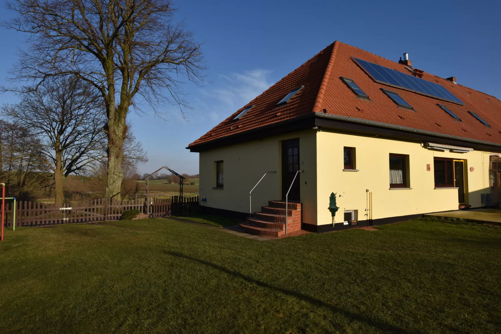 Ferienwohnung mit Gartenblick-Buitenkant zomer